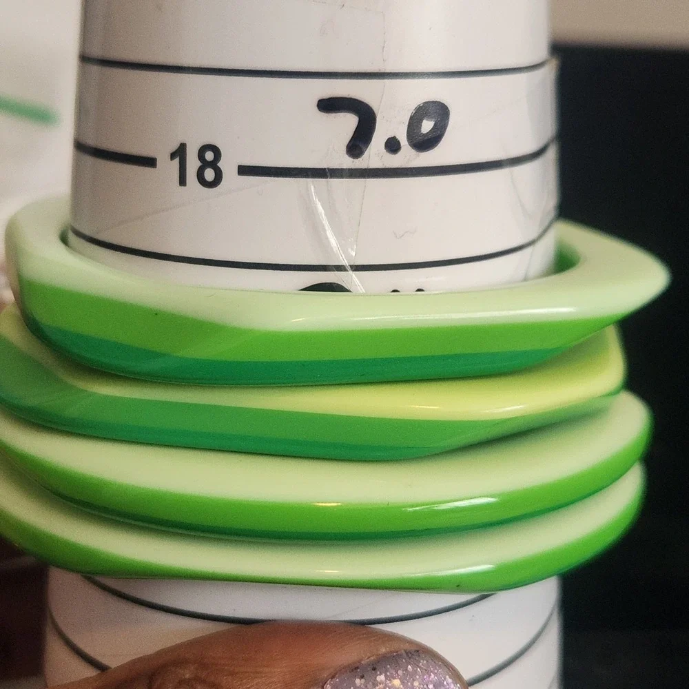 Green Resin acrylic Bangle Bracelet Set 4pc Round Wavy Scalloped Stackable Retro - Picture 9 of 14